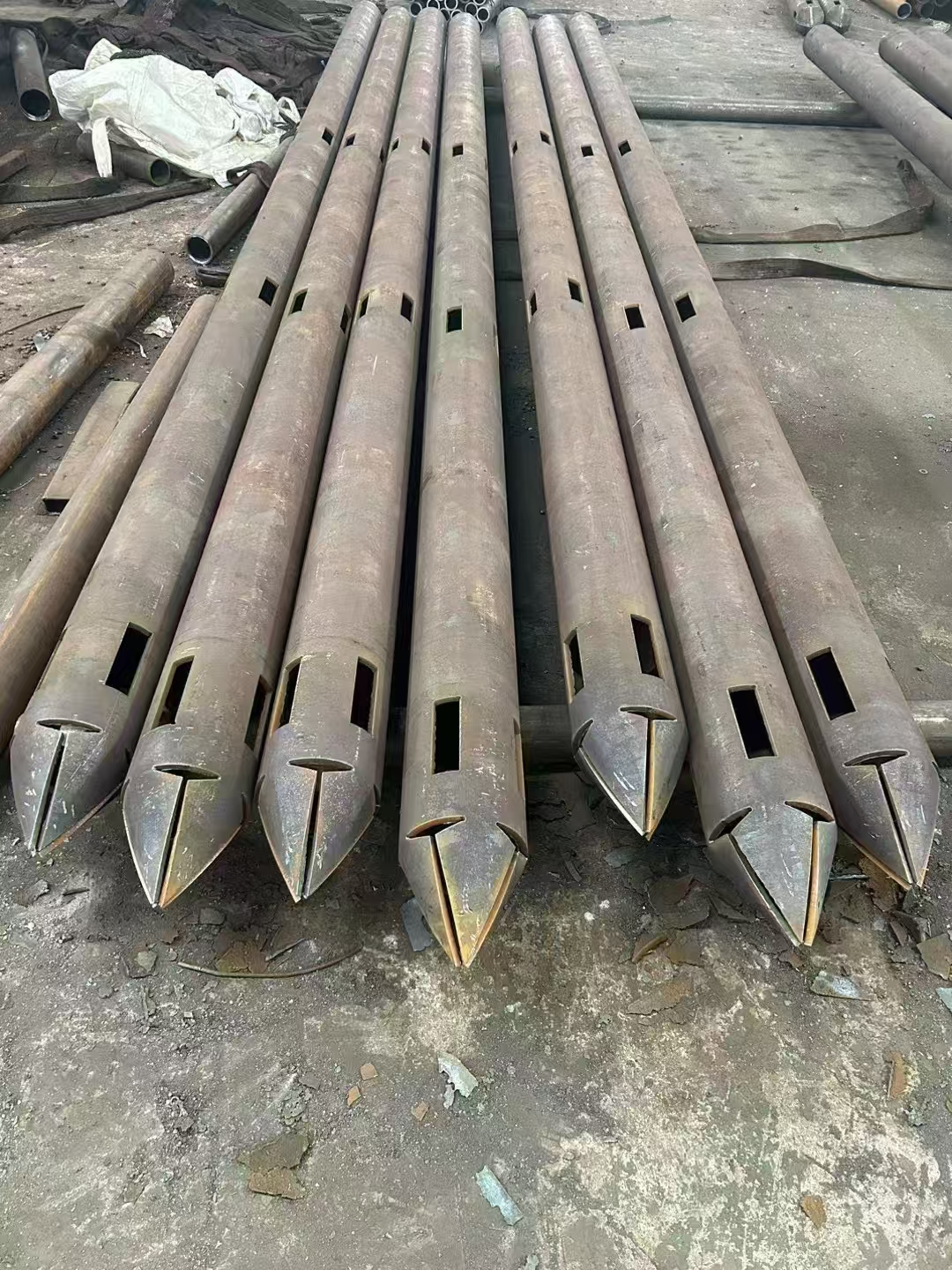 钢花管​是一种在岩土工程和地道工程中十分重要的构件